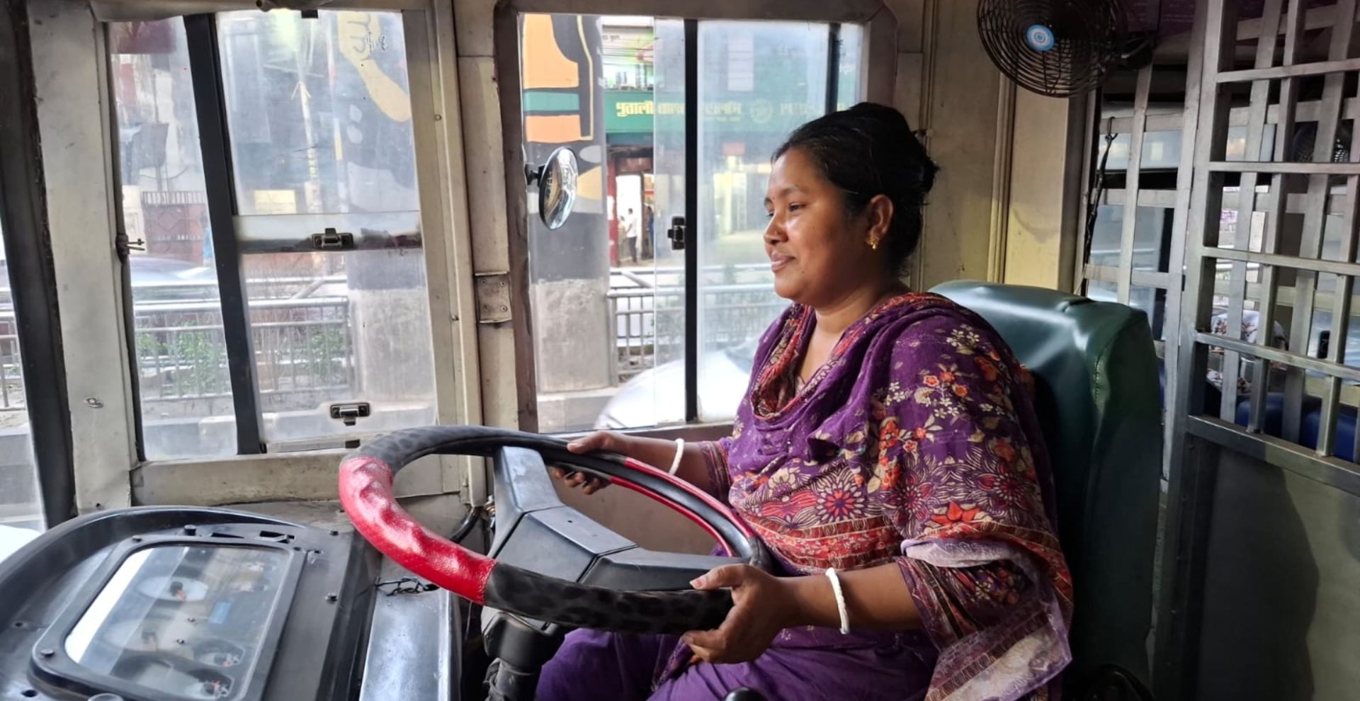 পিংক বাসে ১৫ মিনিট: নিরাপত্তার অনুভূতি, নারী চালকের আত্মবিশ্বাস